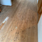 補修前の傷や汚れが残る杉フローリング