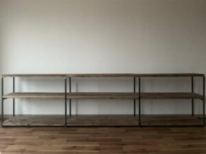 完成したヴィンテージ足場板のAVラック