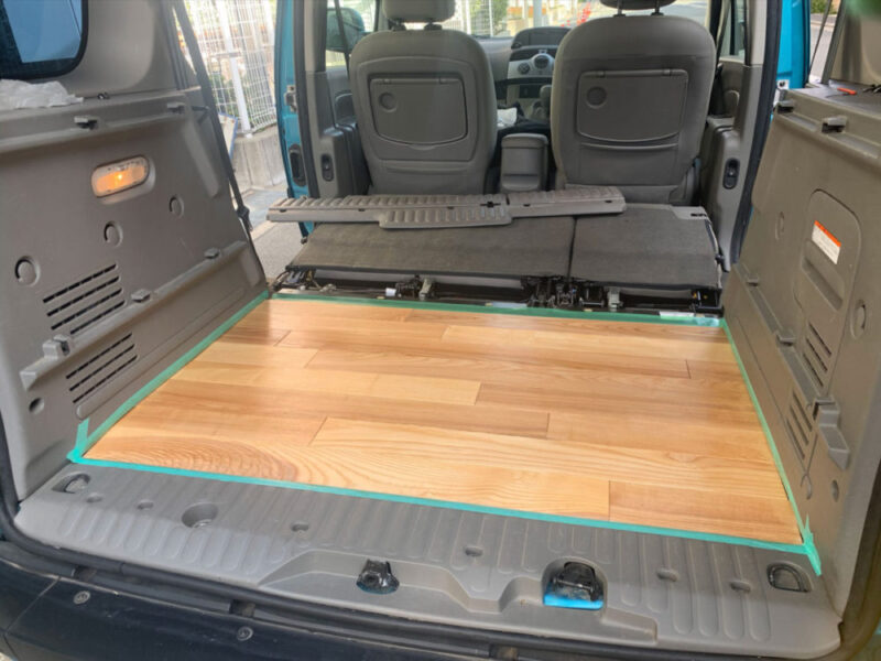 着色されたフローリング施工後の車内