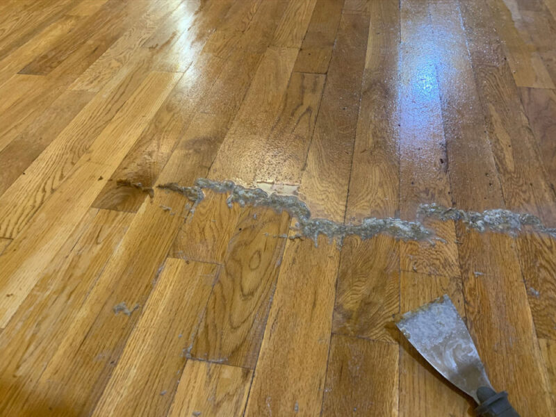 ピールアップボンドをスクレイパーで除去した後の床