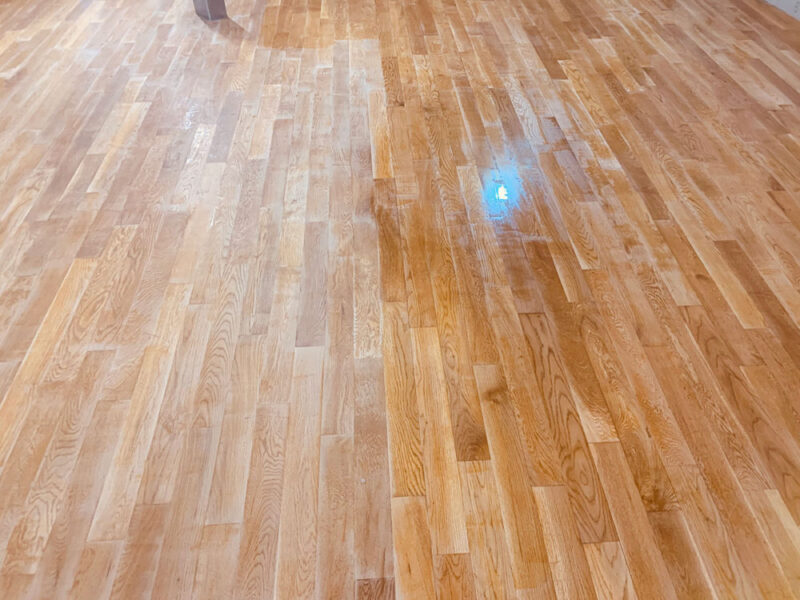 再塗装後の床の仕上がり比較（左：施工前、右：施工後）