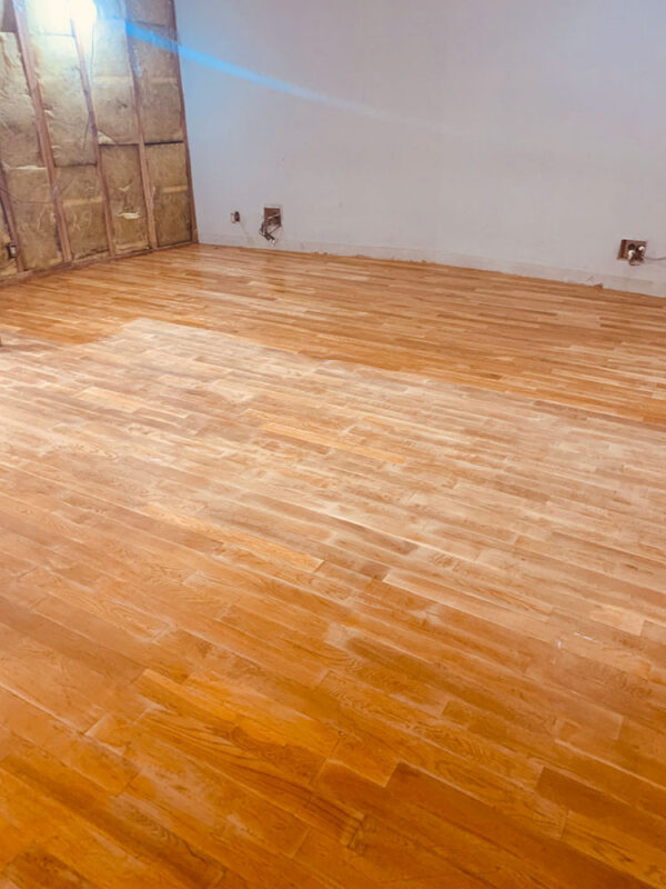 補修が完了した広いスタジオ床