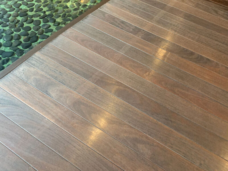 クマル無垢フローリングに残った養生テープ跡