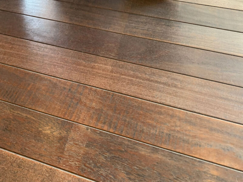 表面塗膜が劣化した無垢フローリング