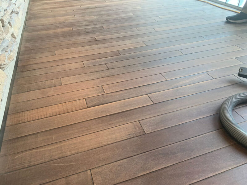 養生テープ跡が残るマンションエントランス床