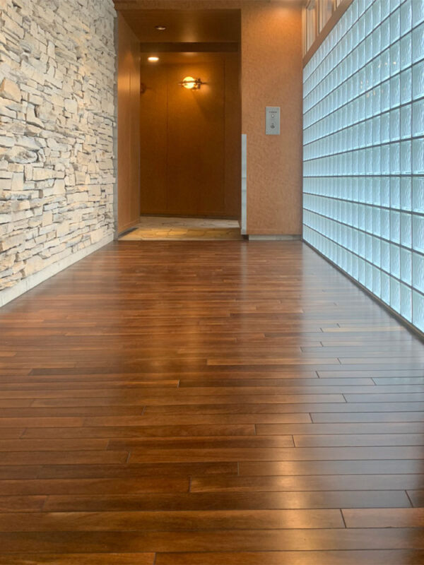 美しく補修されたクマル無垢フローリング