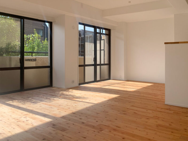 白い壁とシルバーチェリー無垢フローリングのコントラスト