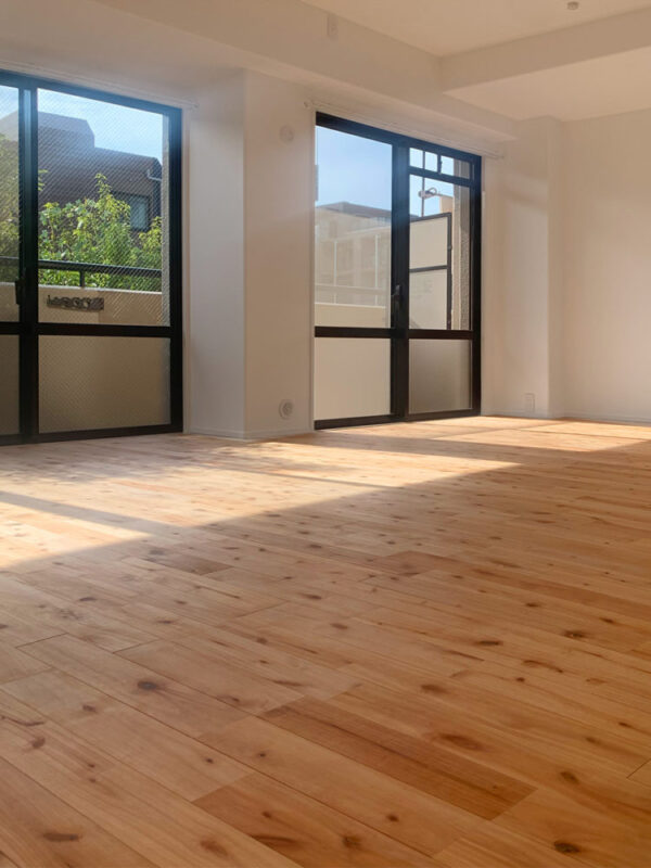 シルバーチェリー無垢フローリングを施工した賃貸マンションのリビング