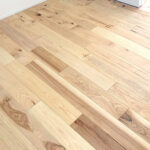 節や濃淡が際立つヒッコリー無垢フローリングの床面アップ