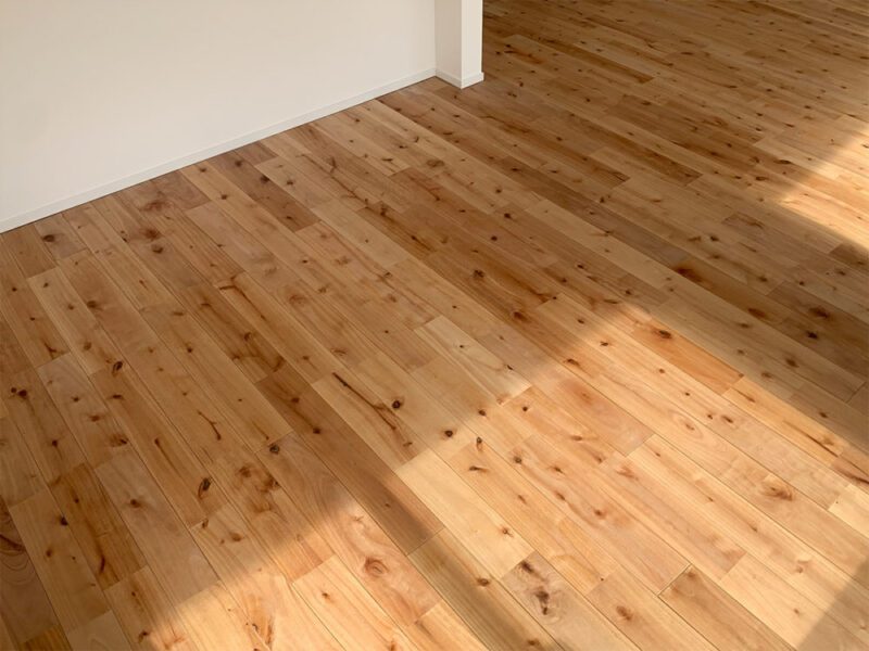 シルバーチェリーの節が美しいラスティックグレードの床