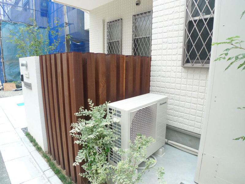 ウリン材を使った新築一戸建ての門柱とエアコン室外機まわり