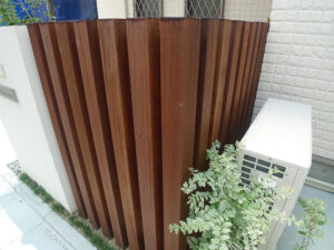 ウリン材90mm角柱の施工例（大阪府大東市）