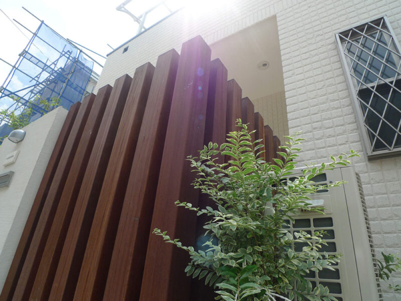 縦に並んだウリン材の角柱を下から見上げた構図