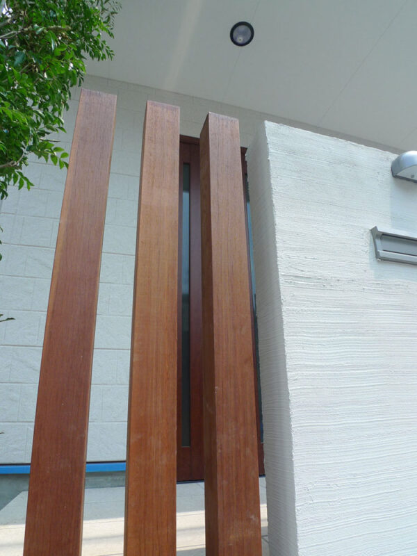 玄関横に設置されたウリン材の縦格子フェンス