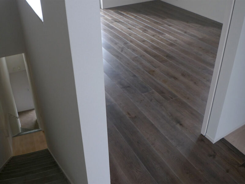 リノベーション後の室内に広がる古色ブラック仕上げのホワイトオーク無垢フローリング（和歌山市）