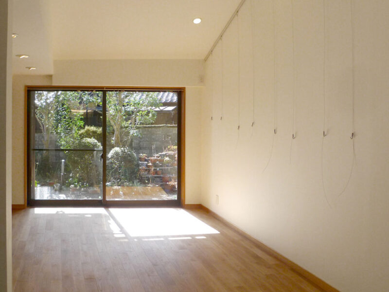 大きな窓から光が差し込むオーク無垢フローリングのリビング