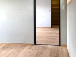 奈良県産吉野杉の無垢フローリングが広がる大阪府枚方市の新築一戸建ての居室と収納