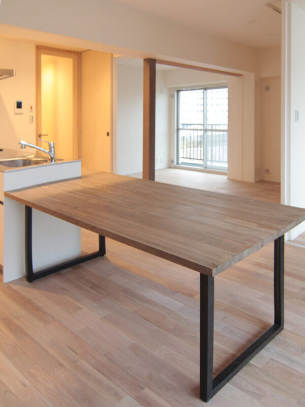 シルバーウォルナット無垢フローリングを採用したダイニングスペース