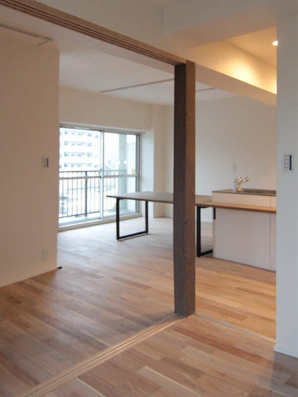 リビングから見えるシルバーウォルナット無垢フローリングの床