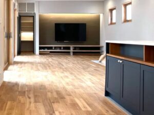 ラスティックグレードのオーク無垢フローリング施工事例 リビング全体の眺め