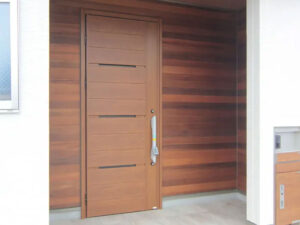 玄関ポーチの外壁に施工されたレッドシダー羽目板