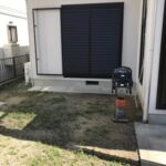 川西市一戸建ての庭でウッドデッキ施工前の整地作業