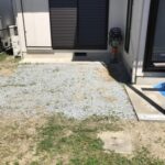 川西市の庭に砕石を敷き詰めたウッドデッキ下地工事