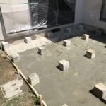 コンクリート基礎と束石を設置したウッドデッキ施工現場