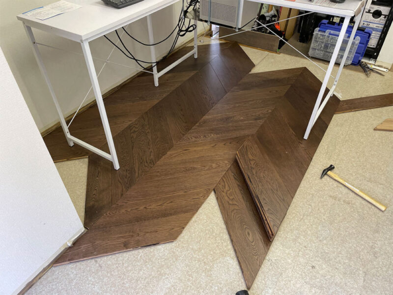 オーク材フレンチヘリンボーン複合フローリングを施工開始した芦屋市オフィス