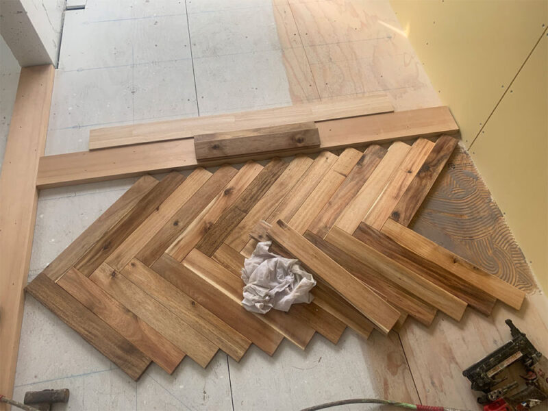 アカシアヘリンボーン無垢フローリングの施工開始部分