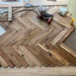 アカシアヘリンボーン無垢フローリングの施工進行中