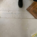 アカシアヘリンボーン無垢フローリングと下地段差調整の施工風景