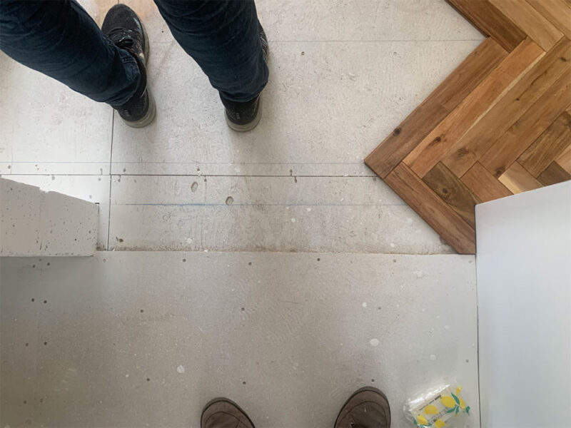 アカシアフローリング施工前に墨出しを確認する職人の様子