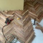 アカシアヘリンボーンフローリングの中盤施工風景