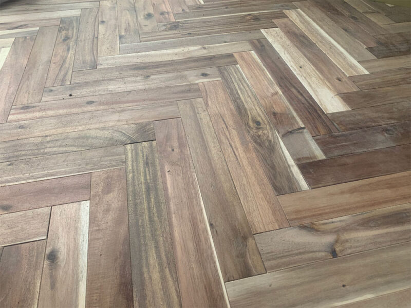 アカシア無垢フローリングのヘリンボーン貼りを間近で撮影した床面