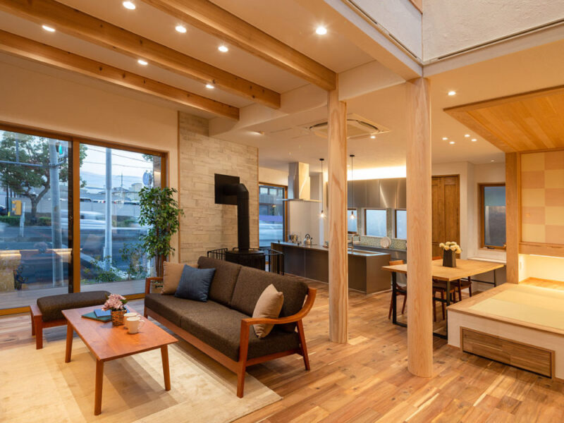 ヴィンテージ加工を施したアカシア無垢フローリングを使用した大阪府枚方市の新築モデルハウスのリビング