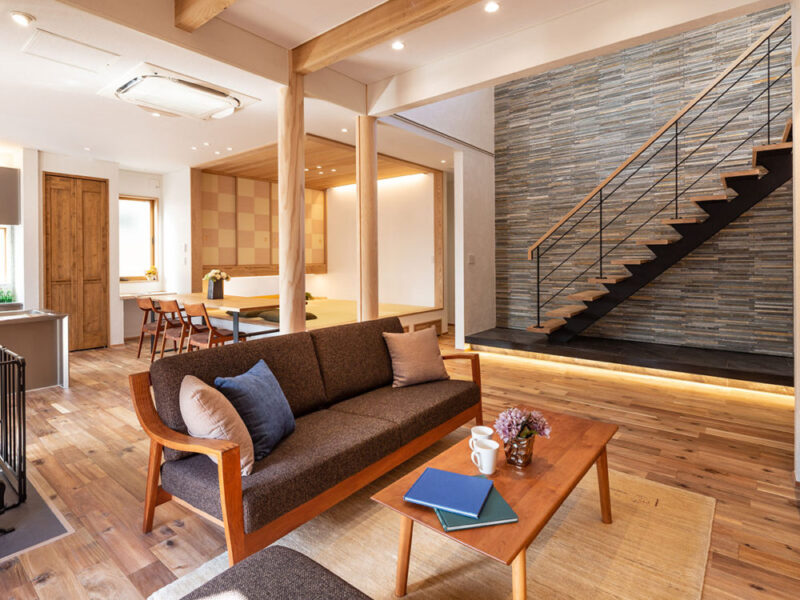 アカシア無垢フローリングとモダンな階段を組み合わせた新築モデルハウス