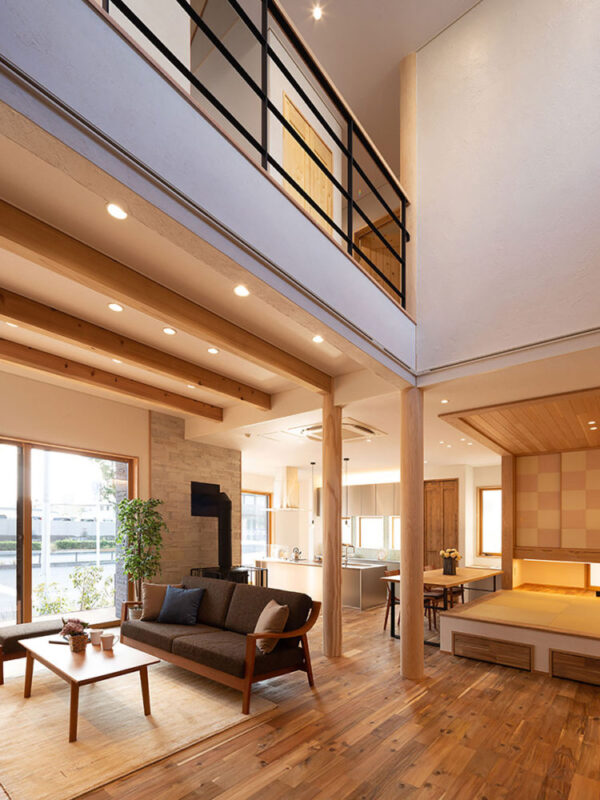 吹き抜け空間にアカシア無垢フローリングを採用したナチュラルなリビング