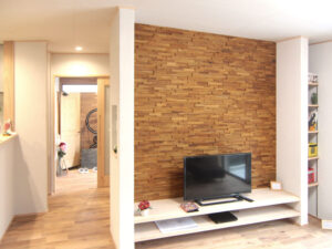 インドネシアチークのウォールパネルを施工した大阪府枚方市の新築モデルハウス リビング壁面