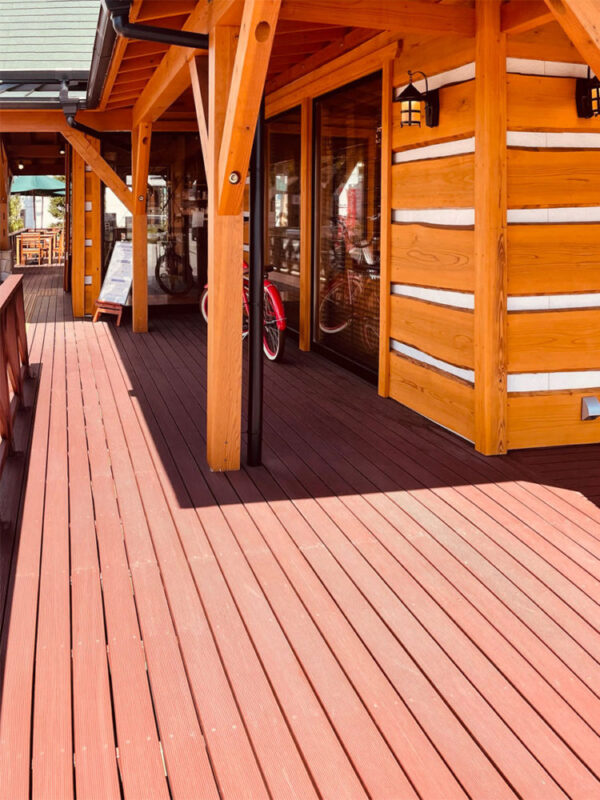 セランガンバツ材の赤みを帯びた床板と滑り止めリブ加工の質感