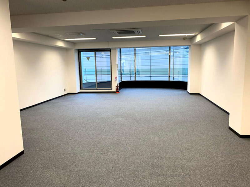 改修前のオフィスフロアに敷かれたパンチカーペット