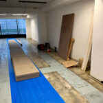 カーペット撤去後のコンクリート下地フロア