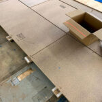 パーチクルボードを敷き詰めた防音下地施工