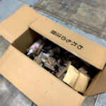 防音・防振束と接着剤が入った施工資材