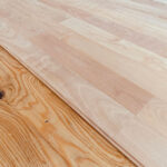 合板下地の上にシルバーチェリー無垢フローリングを施工中