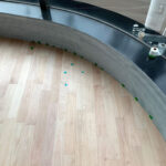 曲線壁に合わせて無垢フローリングを施工した部分