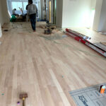 施工後に広がるシルバーチェリー無垢フローリングのスタジオ空間