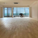 フローリング施工後に職人が最終調整を行う様子