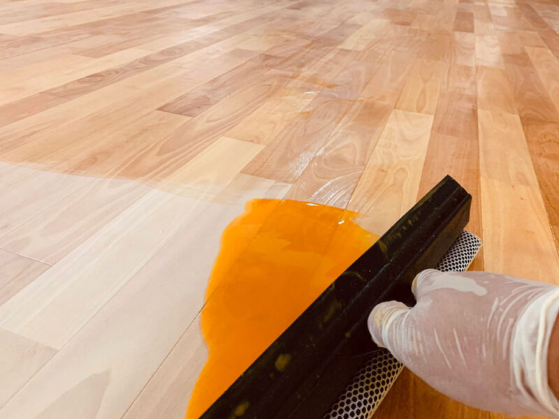シルバーチェリー無垢フローリングにワックスを塗布する作業
