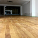 ワックス仕上げで完成したシルバーチェリー無垢フローリング
